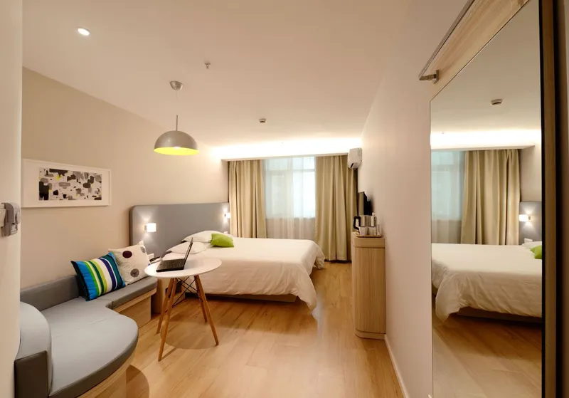 Ferienhaus-Schlafzimmer mit Meerblick in Portugal.